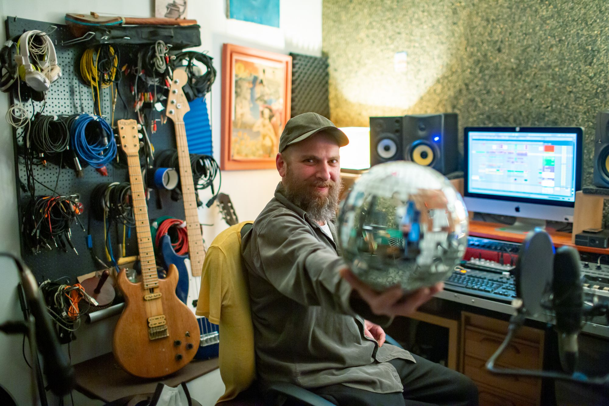 Fede Collado, DivinoFino, en su estudio donde maneja tres proyectos artísticos en plena pandemia.