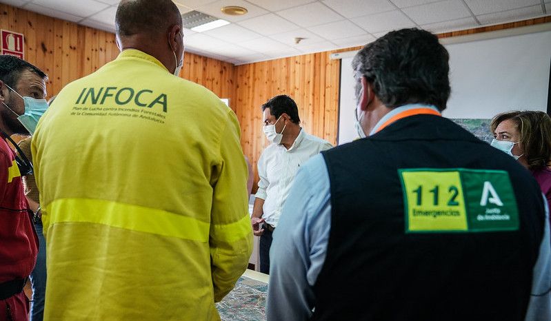 Un empleado de Emergencias 112 Andalucía, con el presidente Juan Manuel Moreno, en una foto de hace unos meses.