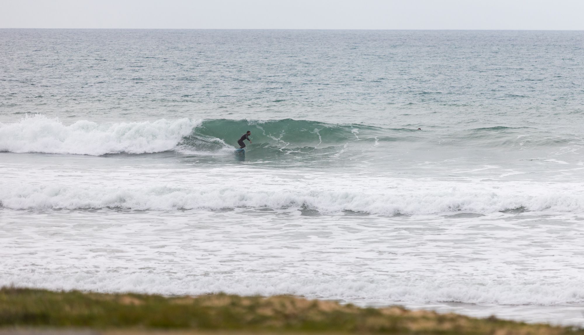 Una persona surfea este martes en El Palmar. FOTO: JUAN CARLOS TORO