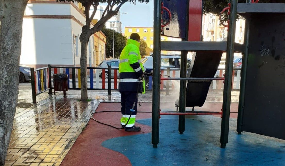 Un operario desinfecta un parque en La Línea, en días pasados.