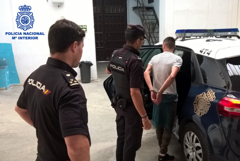 Policías, junto a un detenido, en una imagen retrospectiva.