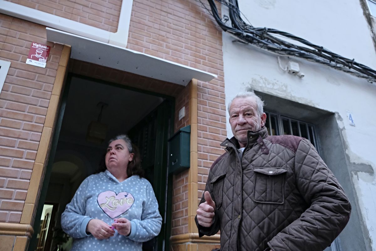 Trini y José Antonio en una de las calles afectadas por los cortes de luz. Autor: José Luis Tirado.