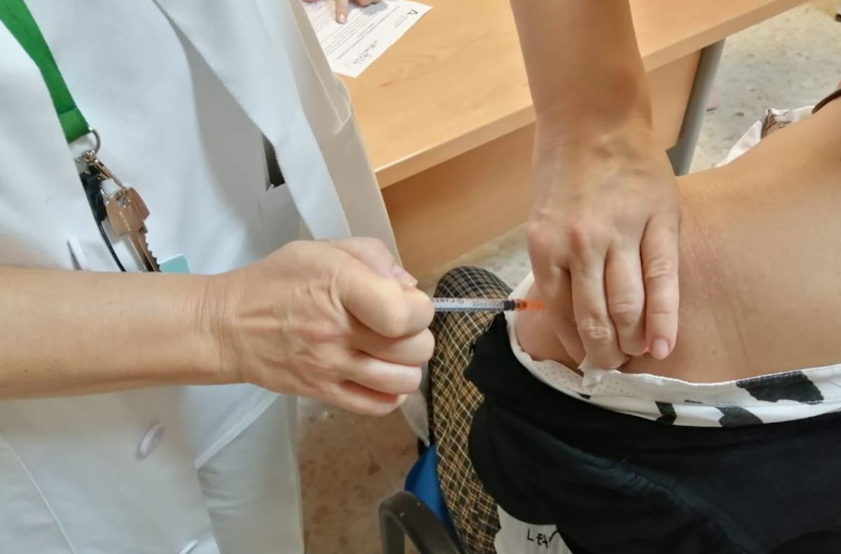 Una persona vacunándose en un hospital andaluz.