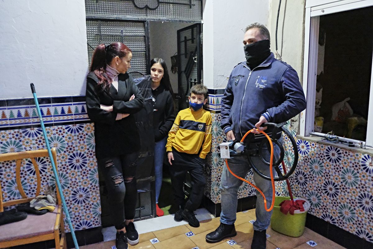 Rubén y su familia en la entrada de su casa, que todavía está de obras. Autor: José Luis Tirado.