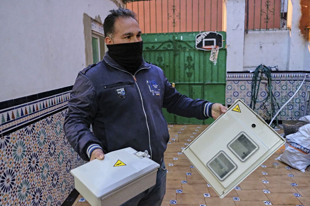 Compró las cajas hace meses y todavía no tiene respuesta de Endesa. 