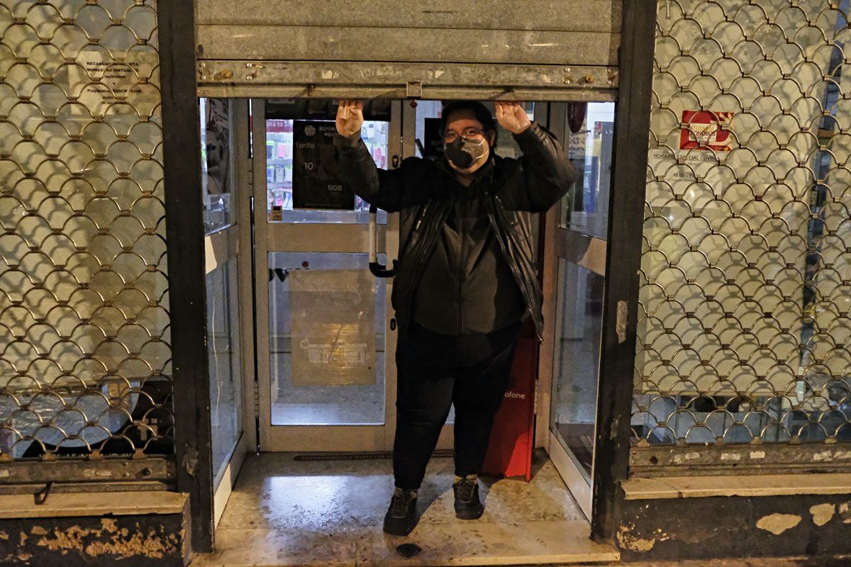 Ángel en la puerta del negocio de reparación de móviles donde trabaja. Autor: José Luis Tirado.
