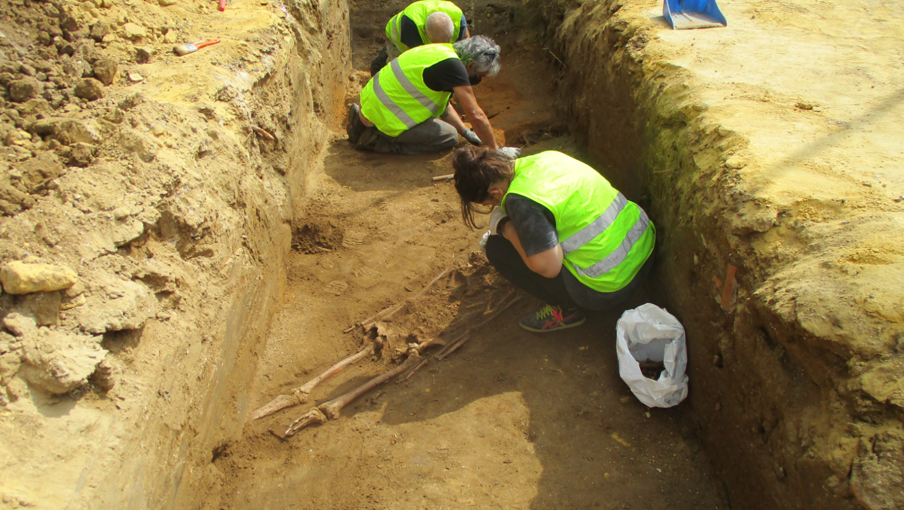 Restos óseos humanos hallados nuevamente bajo el subsuelo.