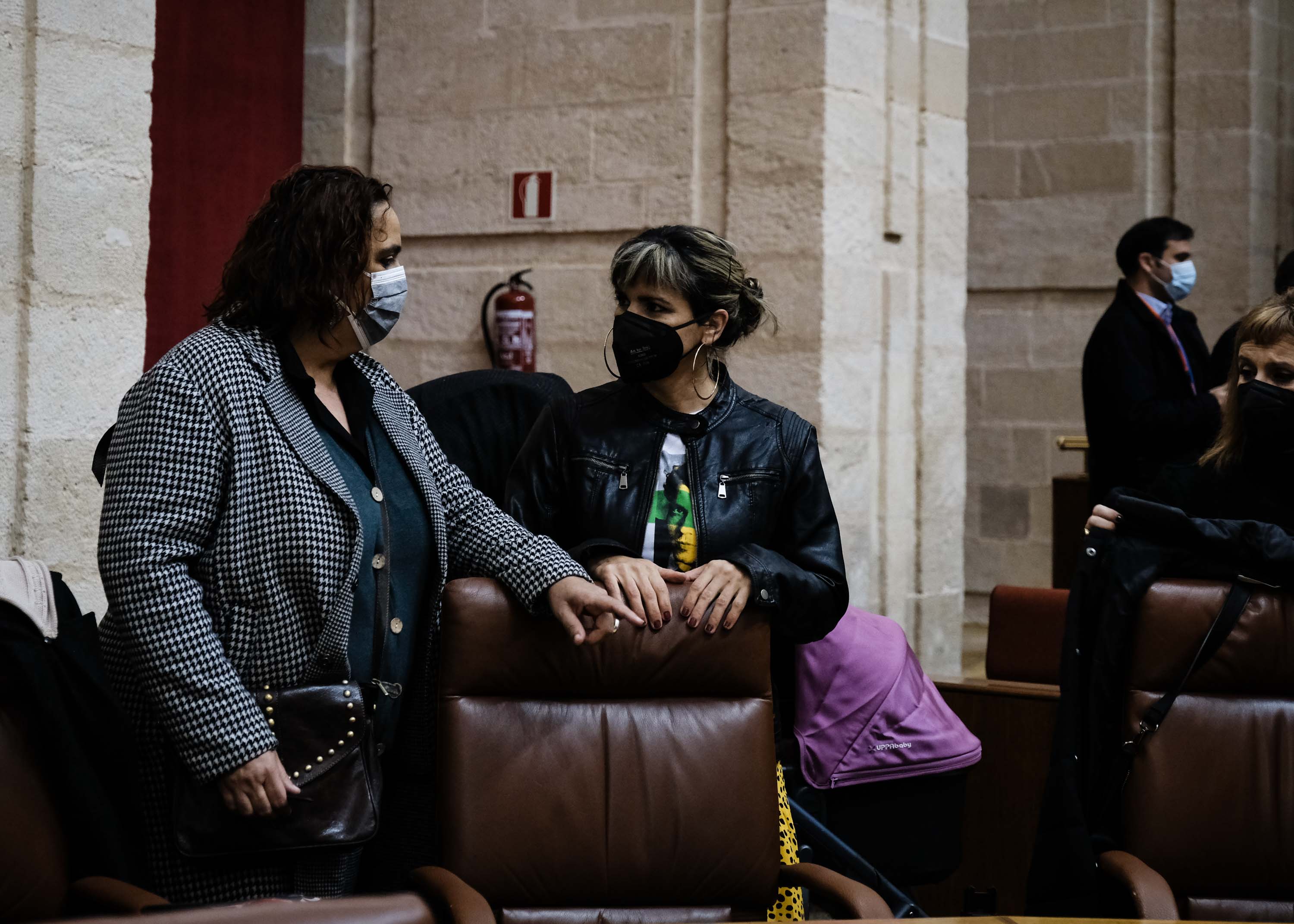 Ángela Aguilera y Teresa Rodríguez dialogan antes de comenzar la sesión extraordinaria del pasado 21 de enero en el Parlamento. Autor: Parlamento