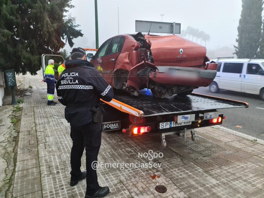 Estado en que ha quedado el coche. FOTO: Emergencias Sevilla