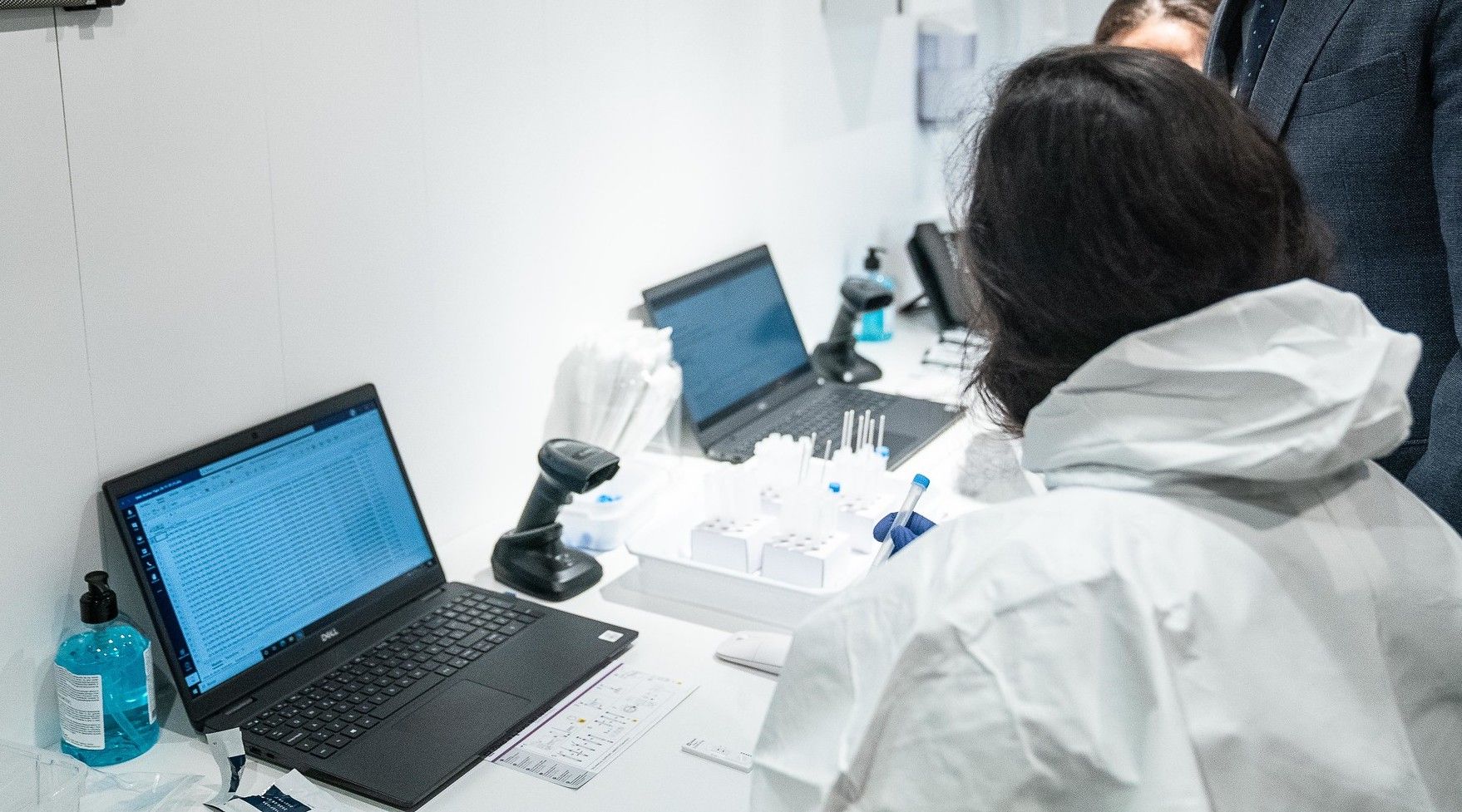 Una sanitaria, durante un cribado realizado en Andalucía.