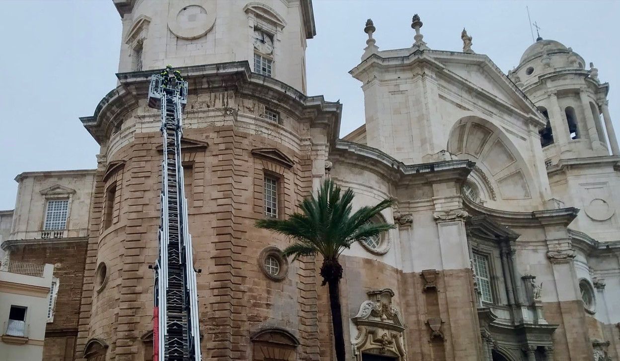 Los bomberos, en la Catedral de Cádiz este viernes. FOTO: Consorcio Provincial