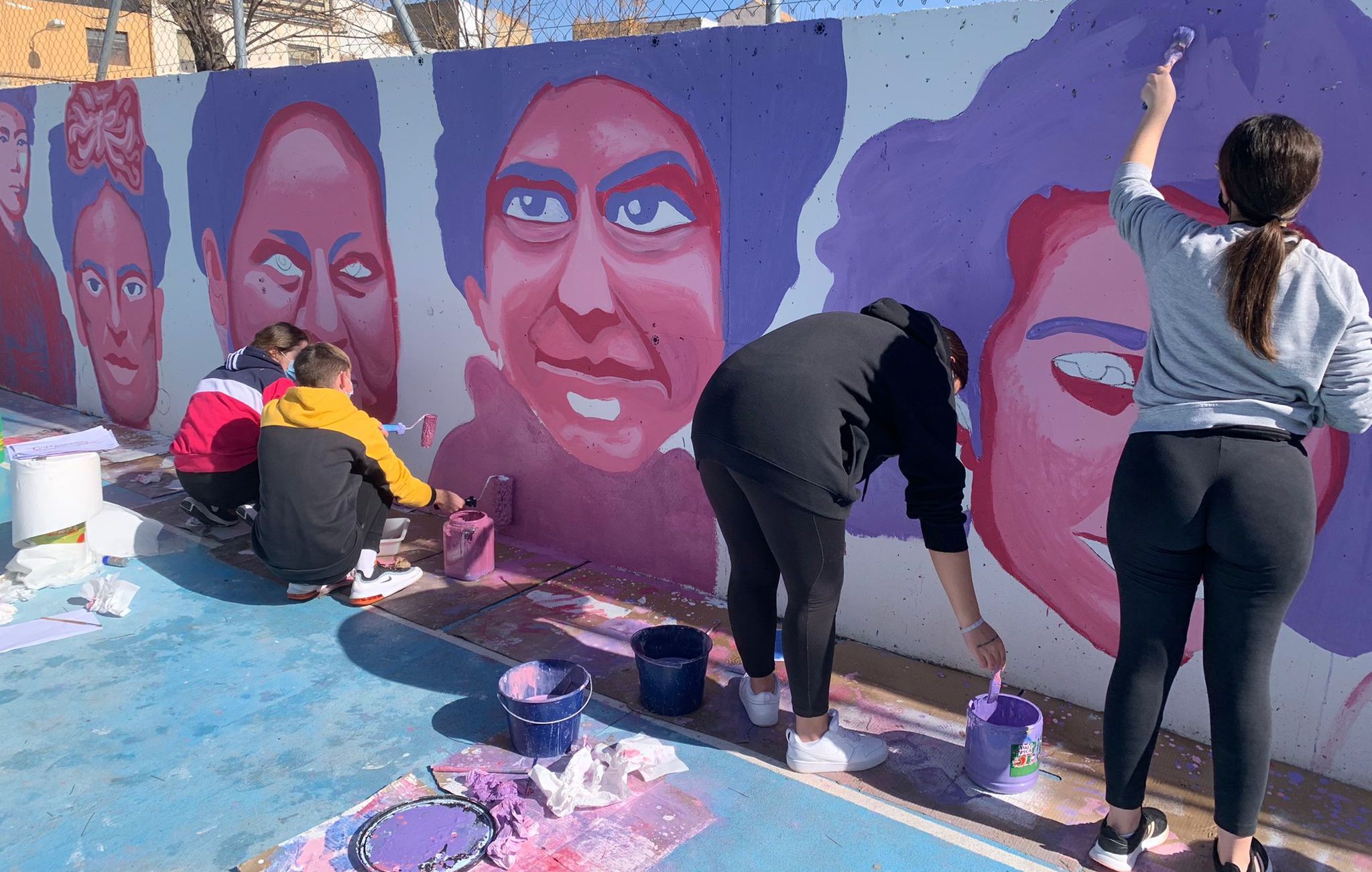 Alumnos de un instituto cordobés, reproduciendo el mural feminista.