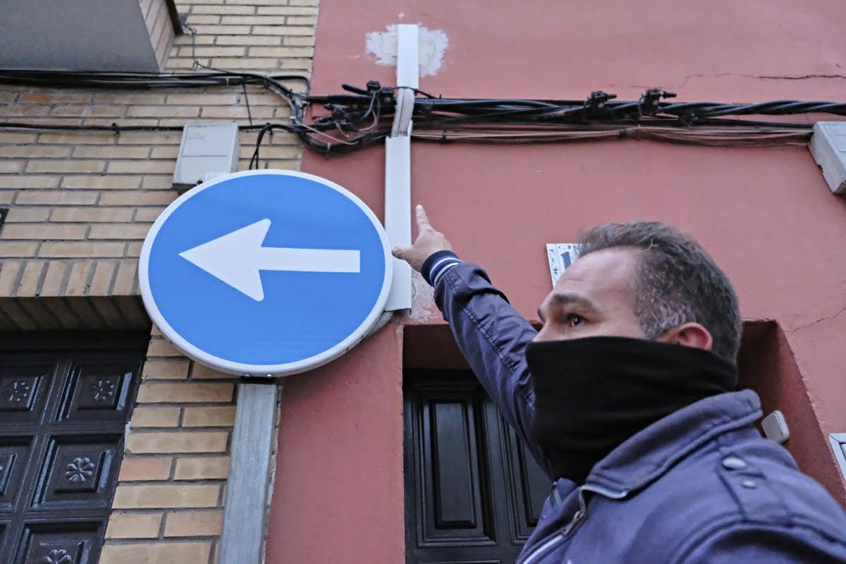 Rubén muestra el cableado de la acometida que lleva esperando un año. Autor: José Luis Tirado.