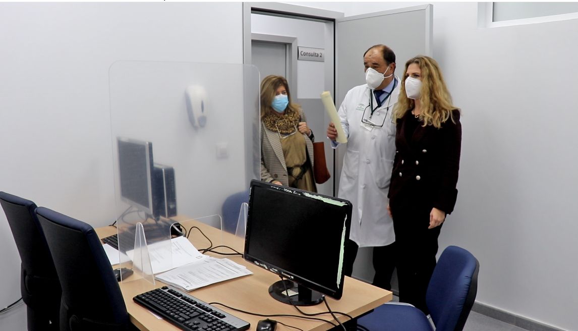 La delegada de la Junta en Cádiz, Ana Mestre, y la delegada de Salud, Isabel Paredes, en el Hospital de Día Médico del Puerta del Mar.
