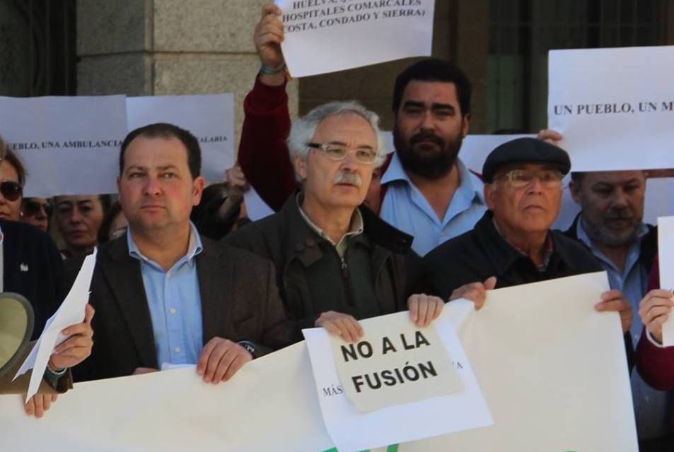 Rafael Perea (con un cartel en las manos), gerente del Hospital de Riotinto, en una imagen de archivo.