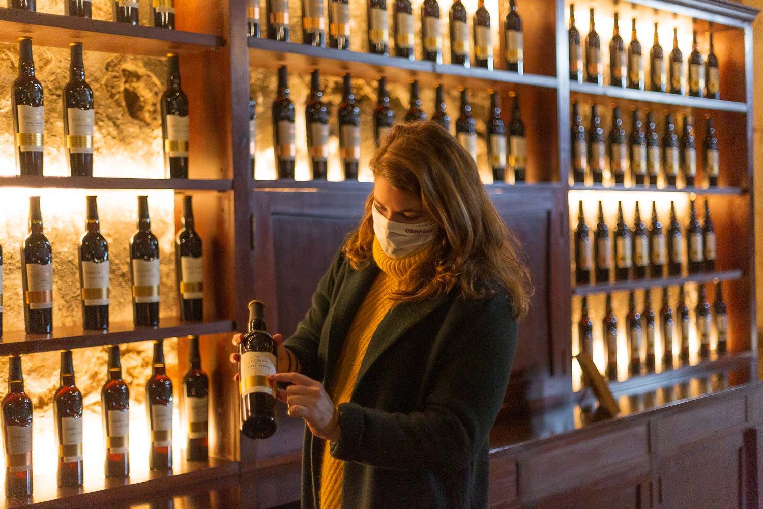 Carla Terry Osborne, con una de las botellas de VORS. JUAN CARLOS TORO