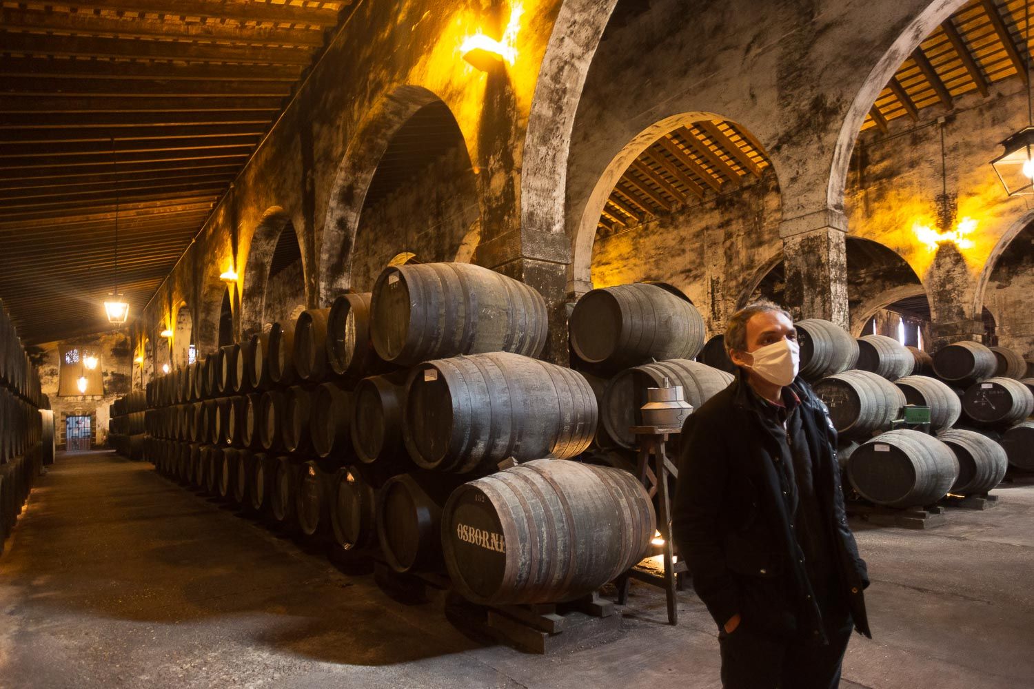 El jefe de los enólogos de Osborne, Marcos Alguacil, en la bodega de Mora. JUAN CARLOS TORO