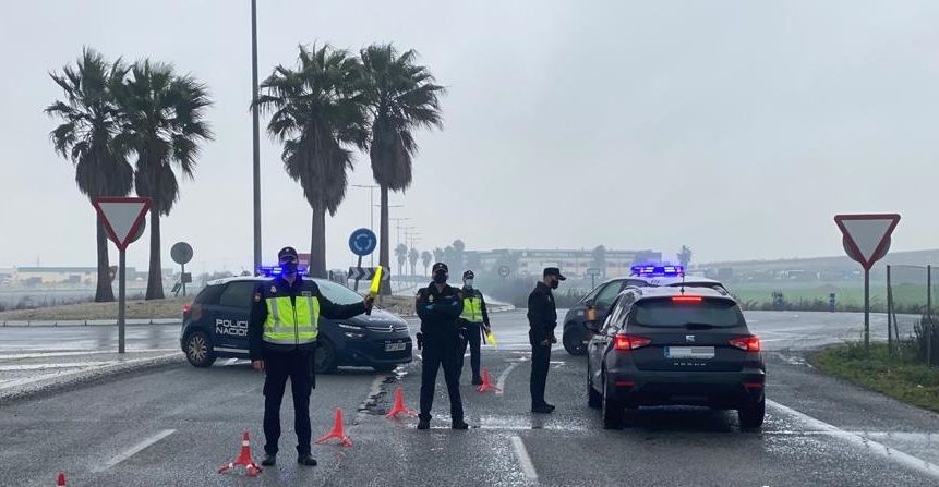 Un control de Policía Nacional, a la salida de Jerez, durante el cierre perimetral.