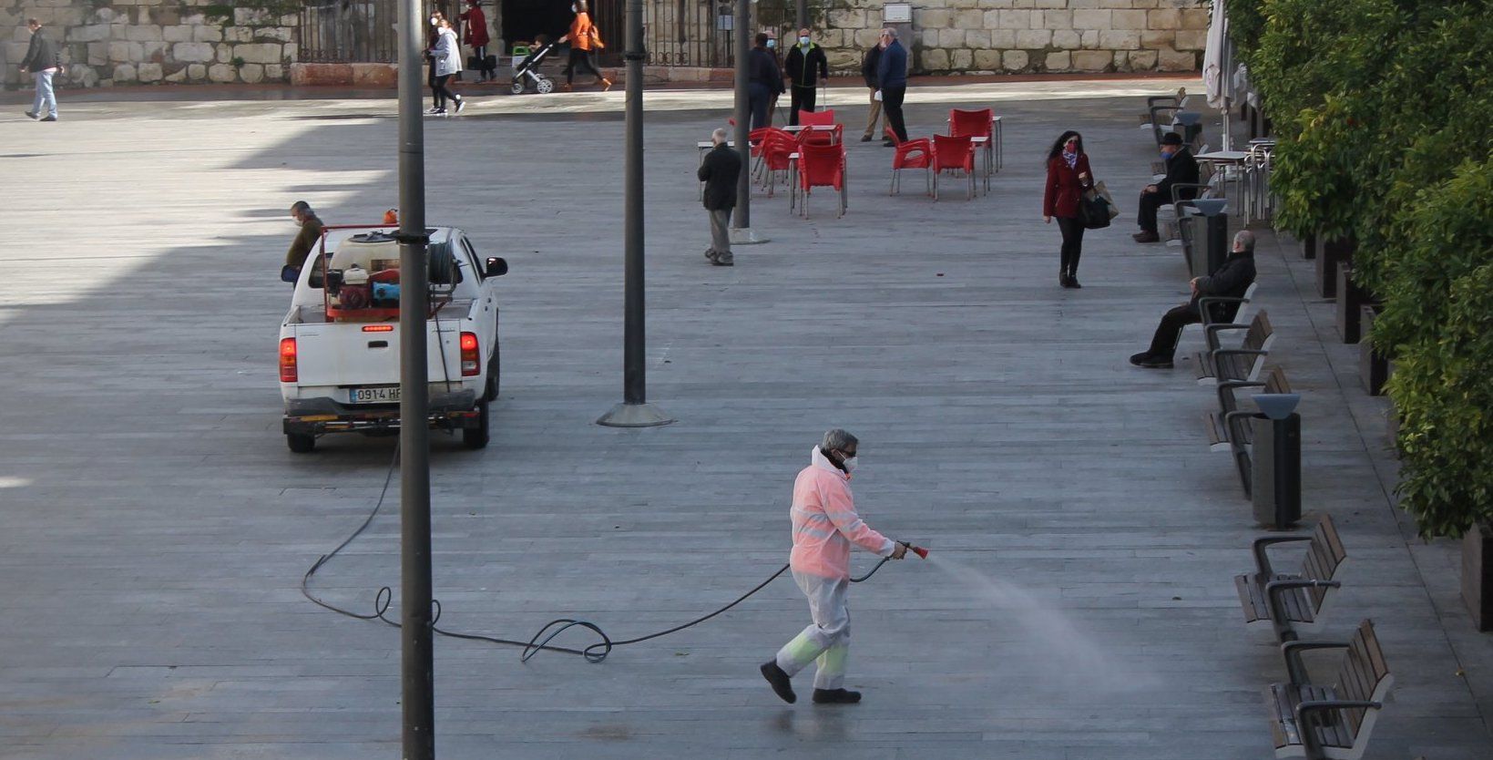 Un operario desinfecta las calles de Lucena, en una imagen reciente.