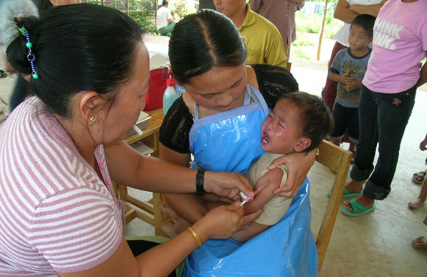 Vacunación semanal de niños en un campo de refugiados en la aldea de Huay Nam Khao, donde 8.000 personas de etnia hmong de Laos buscan el estatus de refugiado. Foto: AI