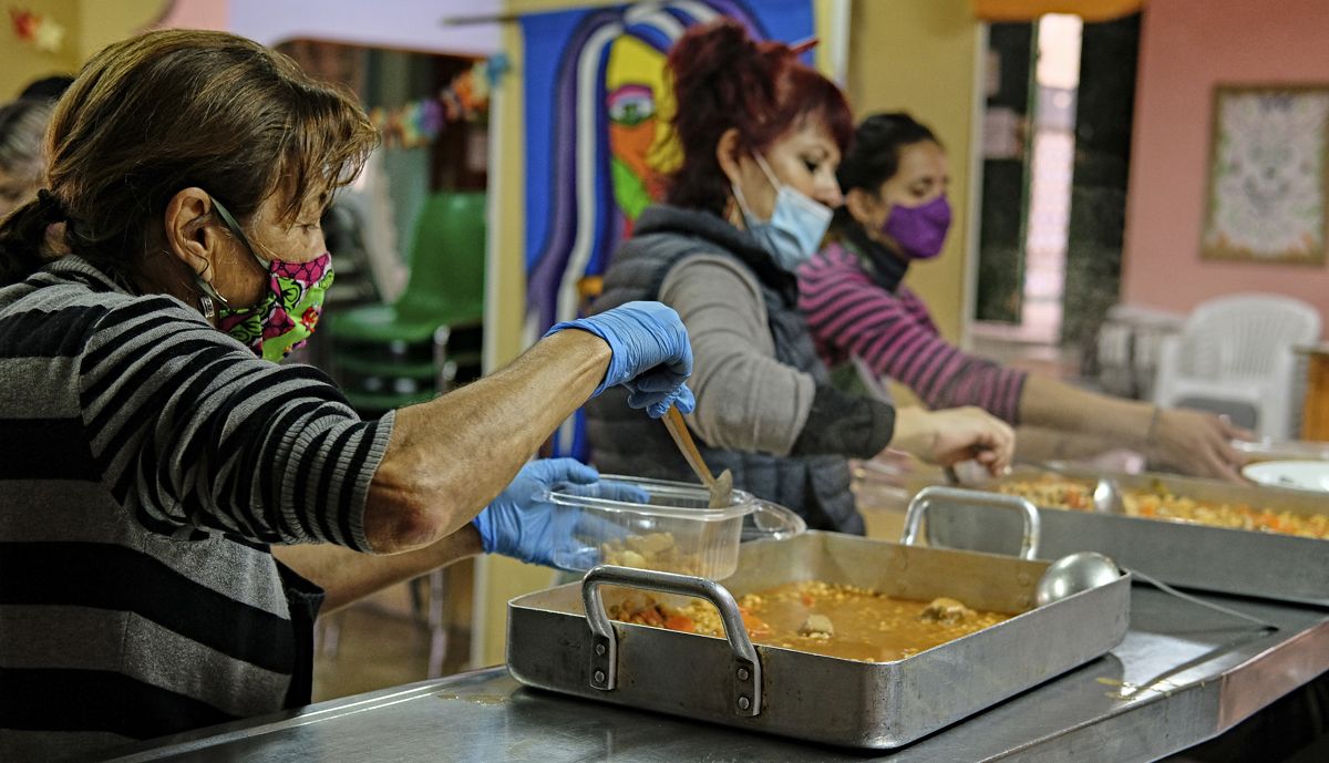 Mujeres supervivientes del comedor 'sirviendo' feminismo comunitario a través de la olla y los cuidados.