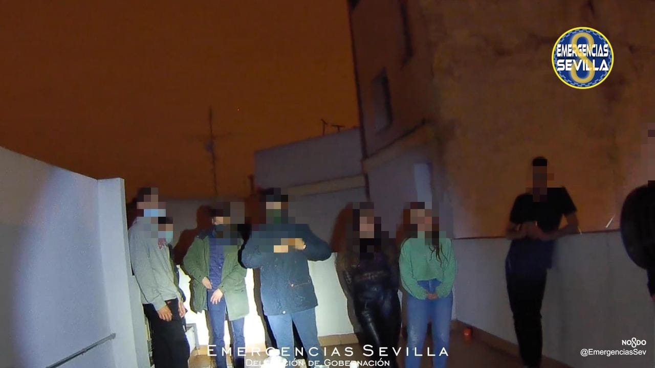Jóvenes multados por hacer botellón en una azotea de Sevilla, este fin de semana.