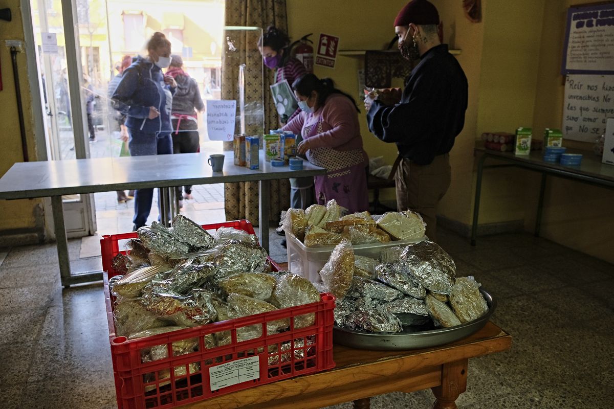 Algunos comercios del barrio colaboran con el comedor social aportando sus productos. Autor: José Luis Tirado.