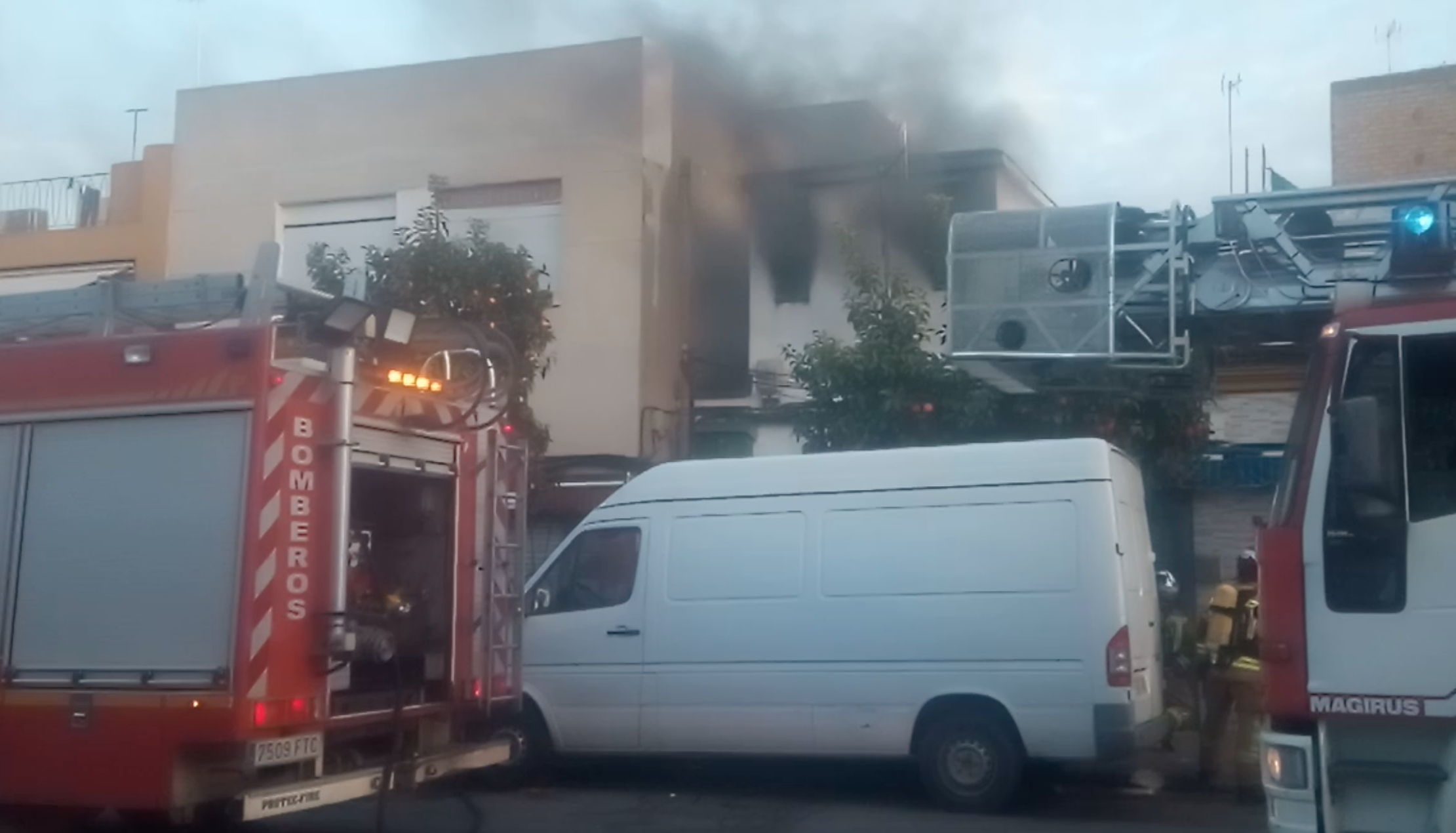 El transformador de Su Eminencia, ardiendo, este domingo.