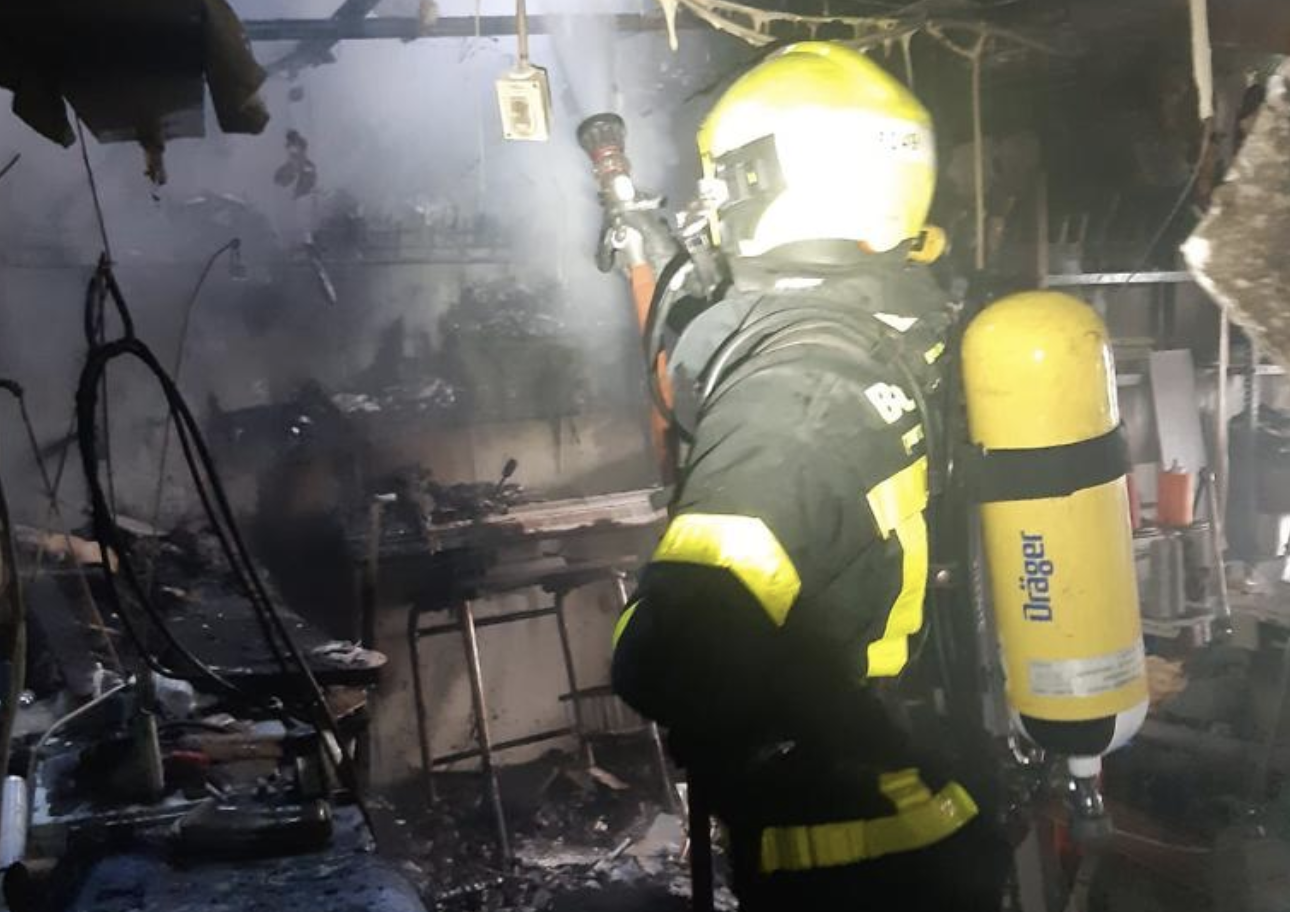 Un momento de la intervención de los Bomberos en el incendio en Jimena. Autor: Consorcio Provincial de Bomberos de Cádiz