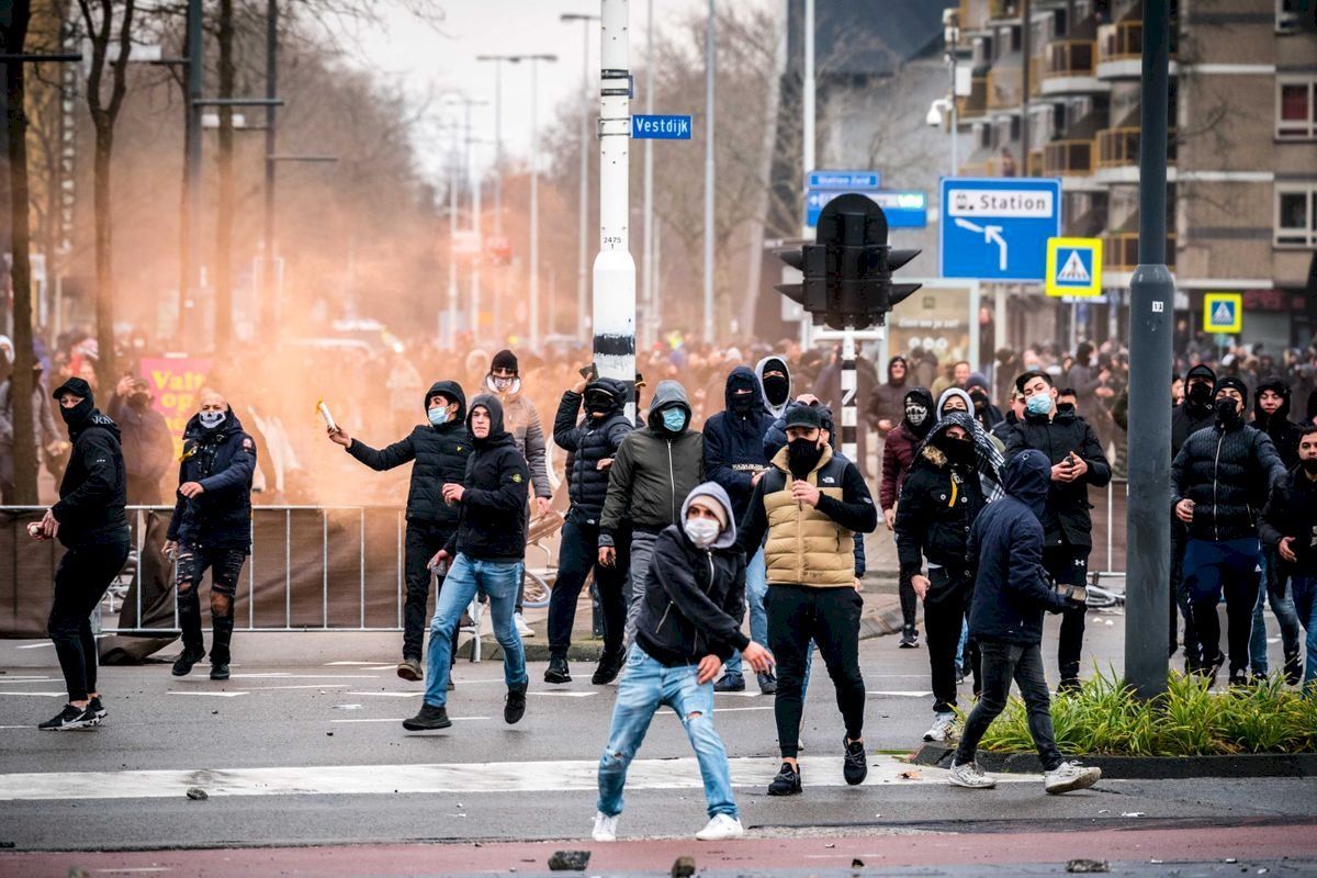 Disturbios en Holanda contra el toque de queda, en una imagen reciente.