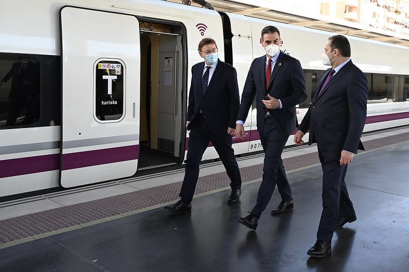 El presidente del Gobierno, Pedro Sánchez, con el ministro José Luis Ábalos, y el presidente de la Generalitat Valenciana, Ximo Puig, en la puesta en servicio de un AVE en Alicante.