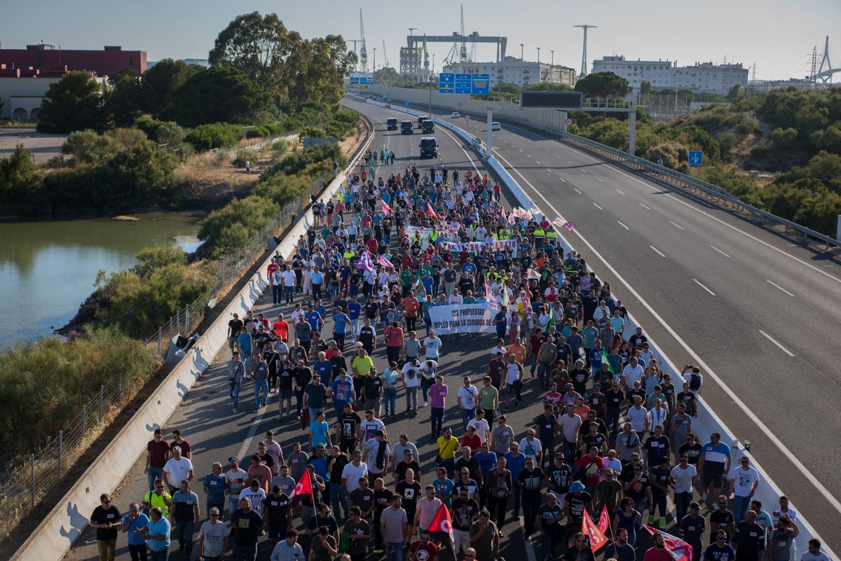 Pasada manifestación de los trabajadores de Navantia en la Bahía de Cádiz. FOTO: MANU GARCÍA