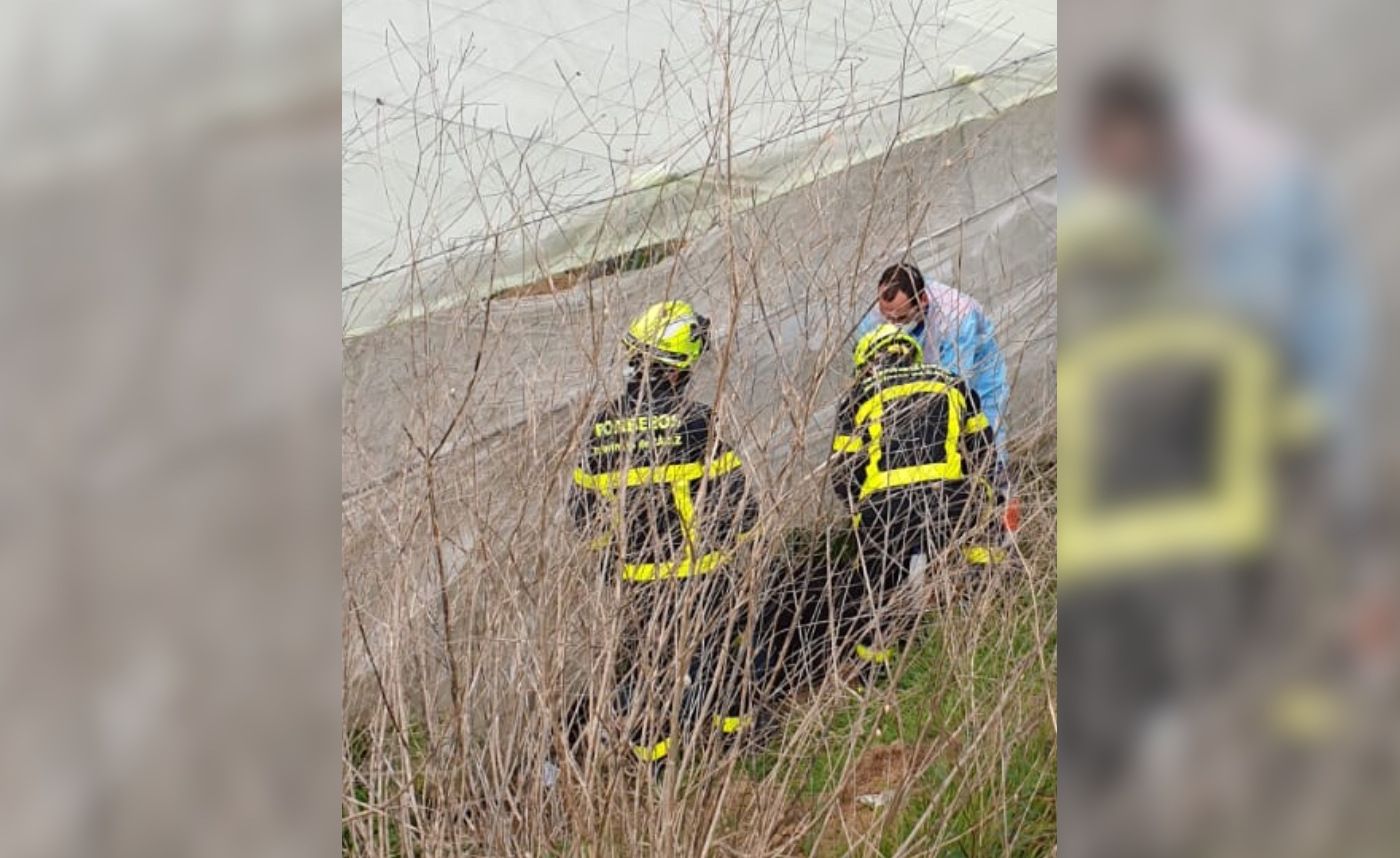 Un momento del rescate de la joven. FOTO: Consorcio de Bomberos de Cádiz