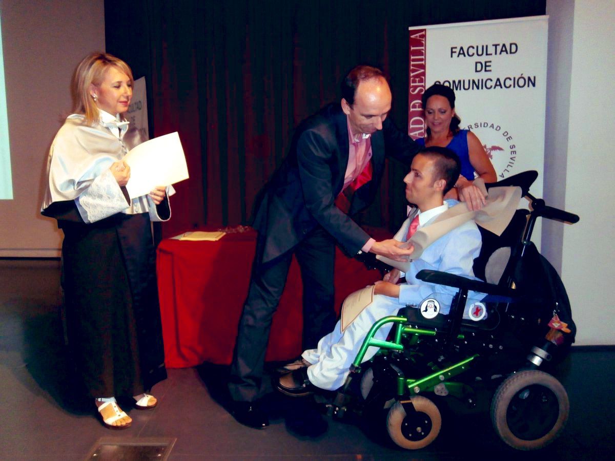 La graduación de Rafa Lugo, en la Universidad de Sevilla, publicada por la Facultad de Comunicación, donde estudió.