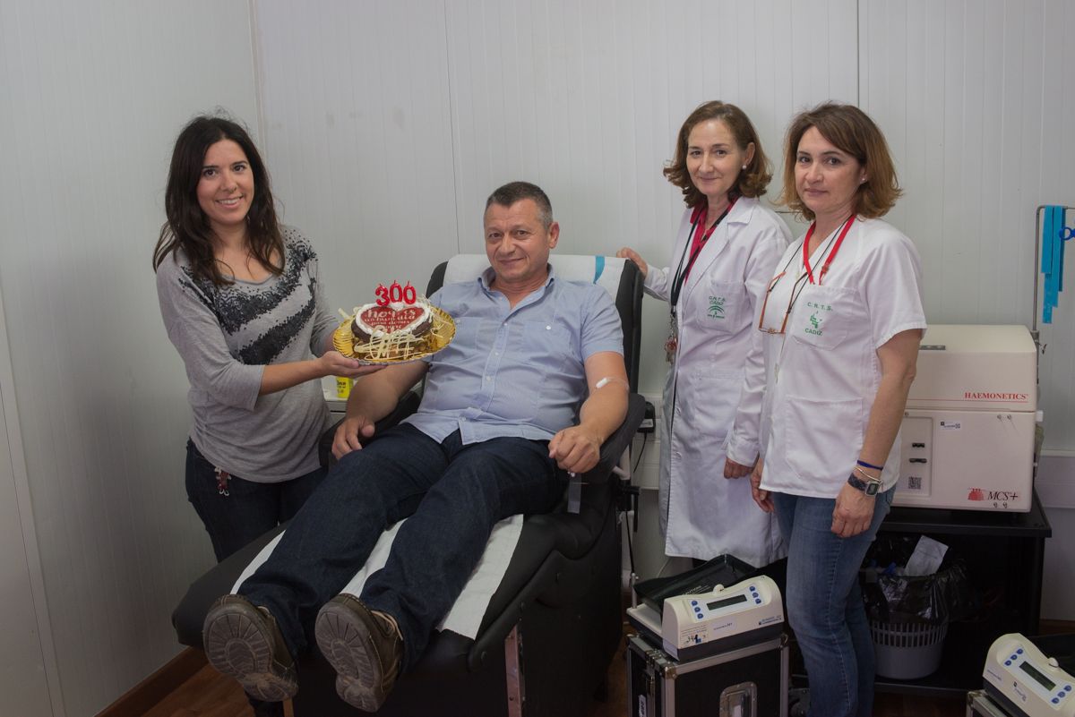 José María, junto a su pareja y los facultativos que lo atendieron en su donación número 300. FOTO: MANU GARCÍA