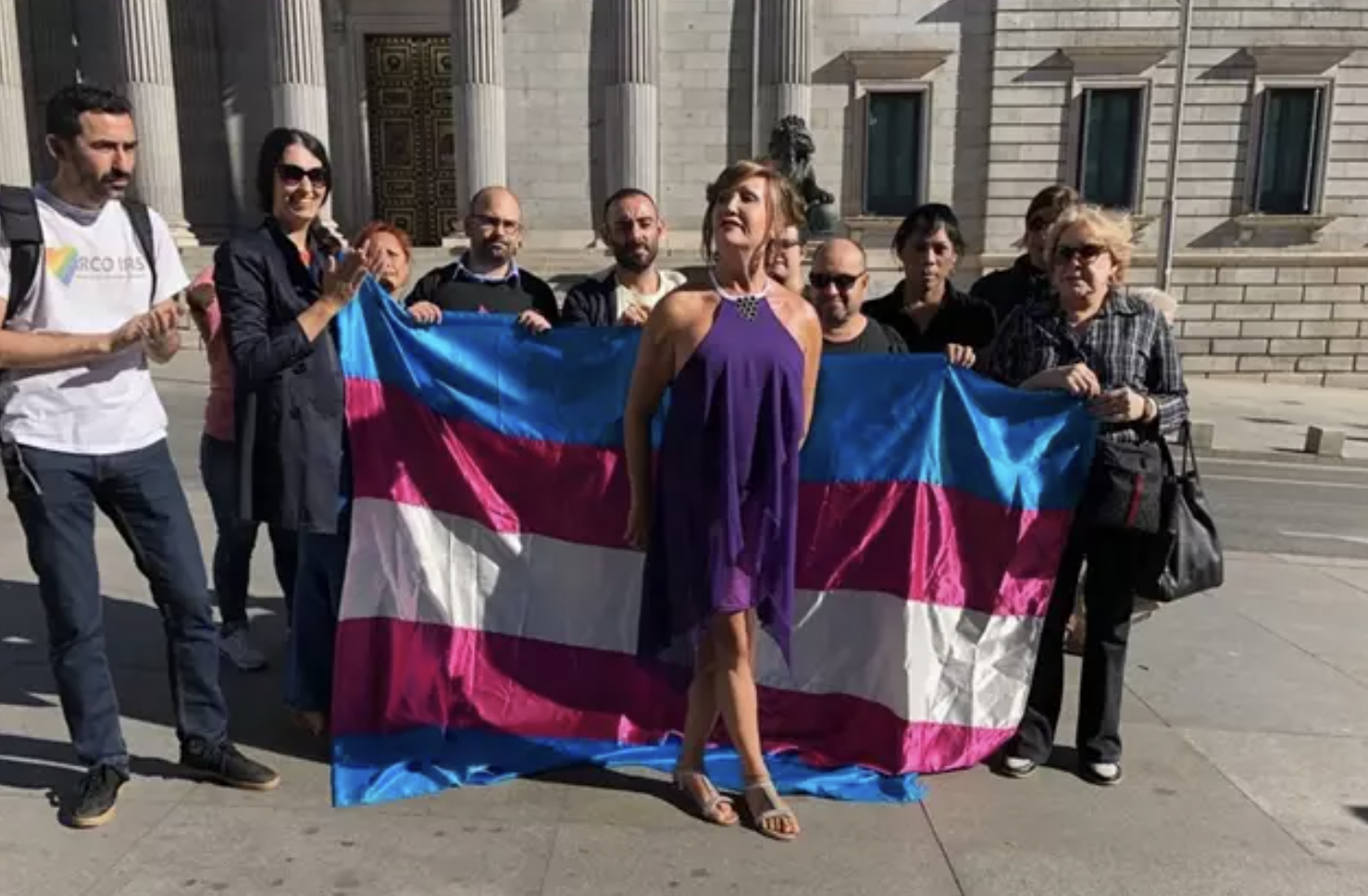 Mar Cambrollé, en el centro de la imagen de archivo, activista por los derechos de las personas trans, en una concentración ante el Congreso.