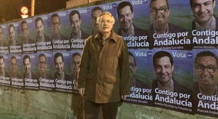 Rafael Perea, gerente del Hospital de Riotinto, junto a carteles electorales antes de las elecciones andaluzas de 2018.