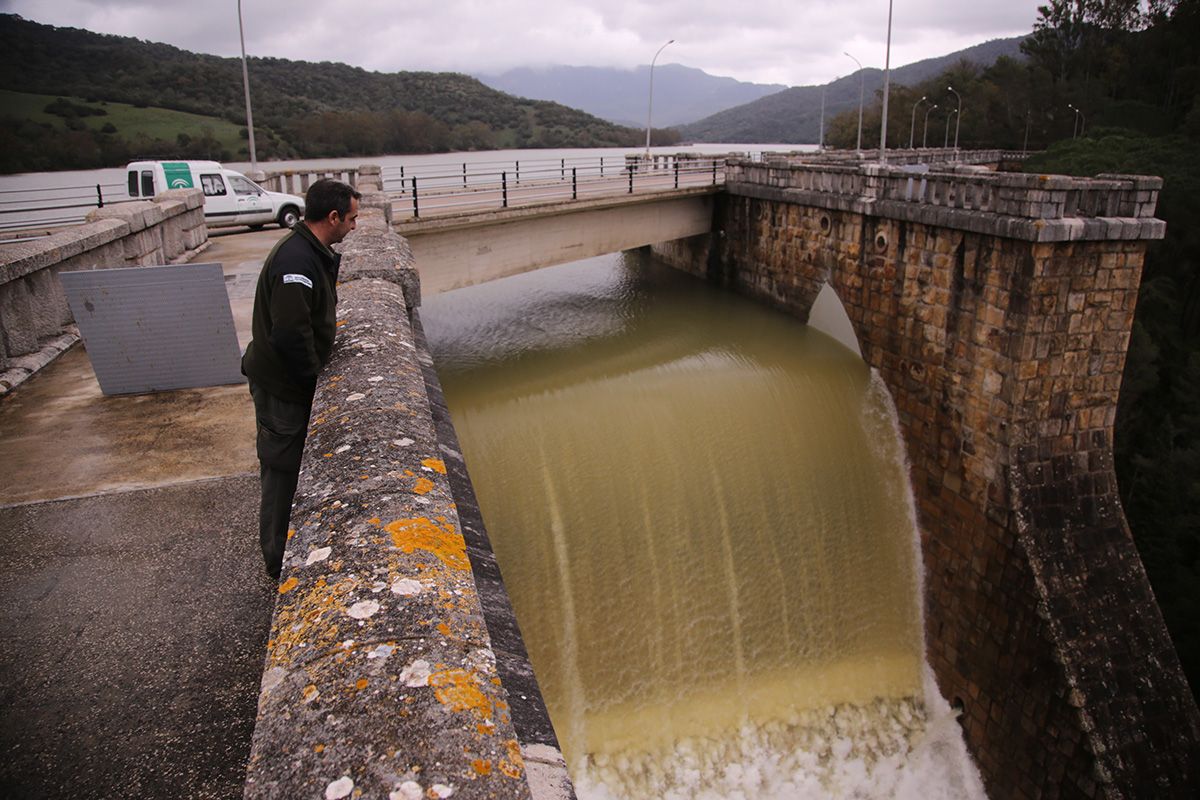 Un hombre observa el desembalse de una de las presas de Andalucía.