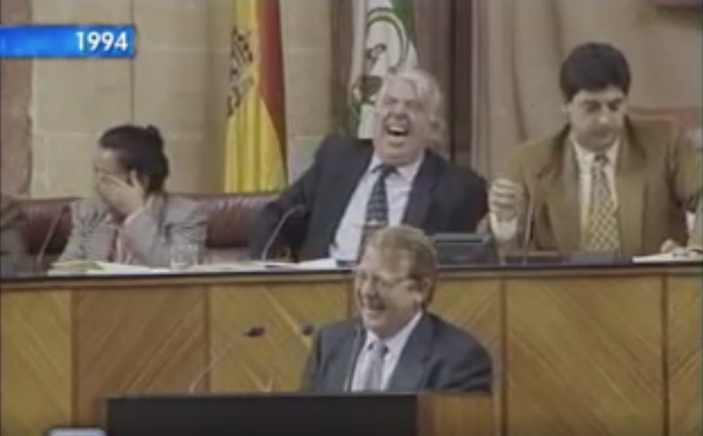 Los miembros de la Mesa del Parlamento, en pleno ataque de risa, con Valderas a la derecha tratando de calmarse.