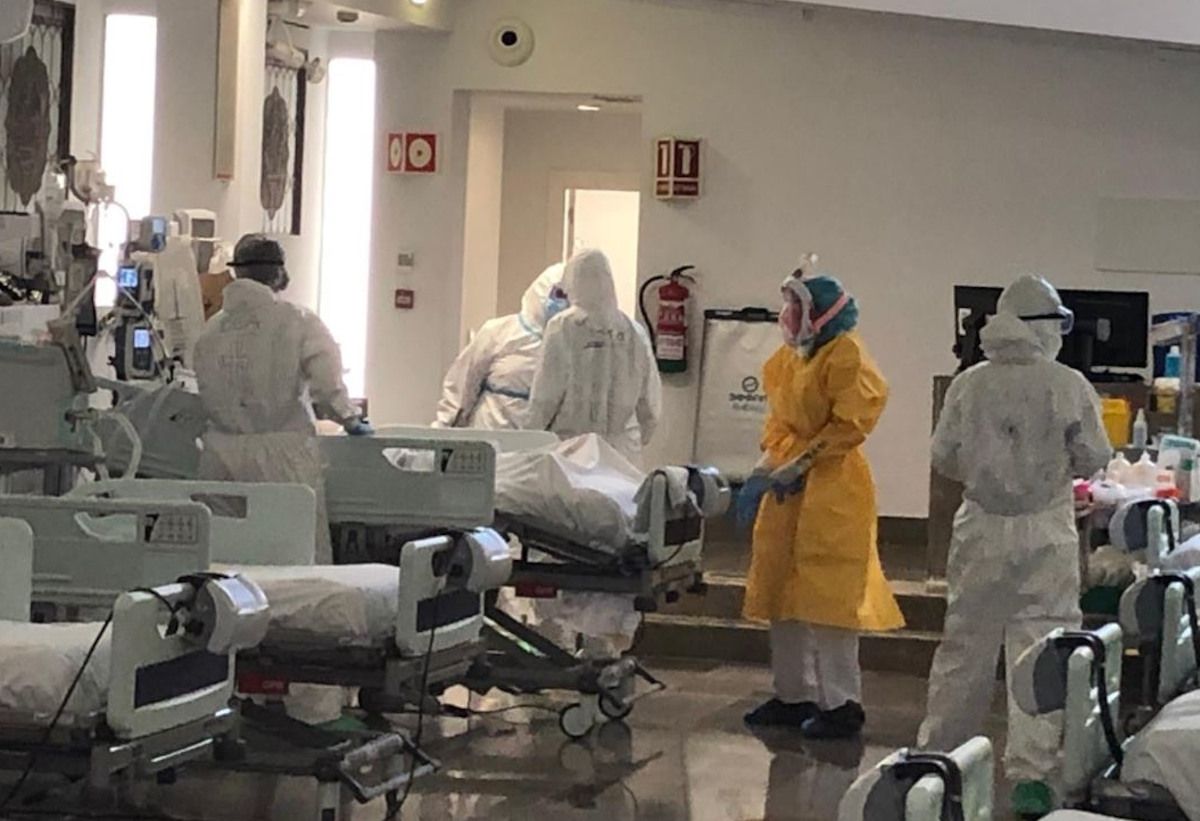 Profesionales en un hospital de Andalucía que experimenta la primera bajada en un mes y pide "el doble de vacunas".