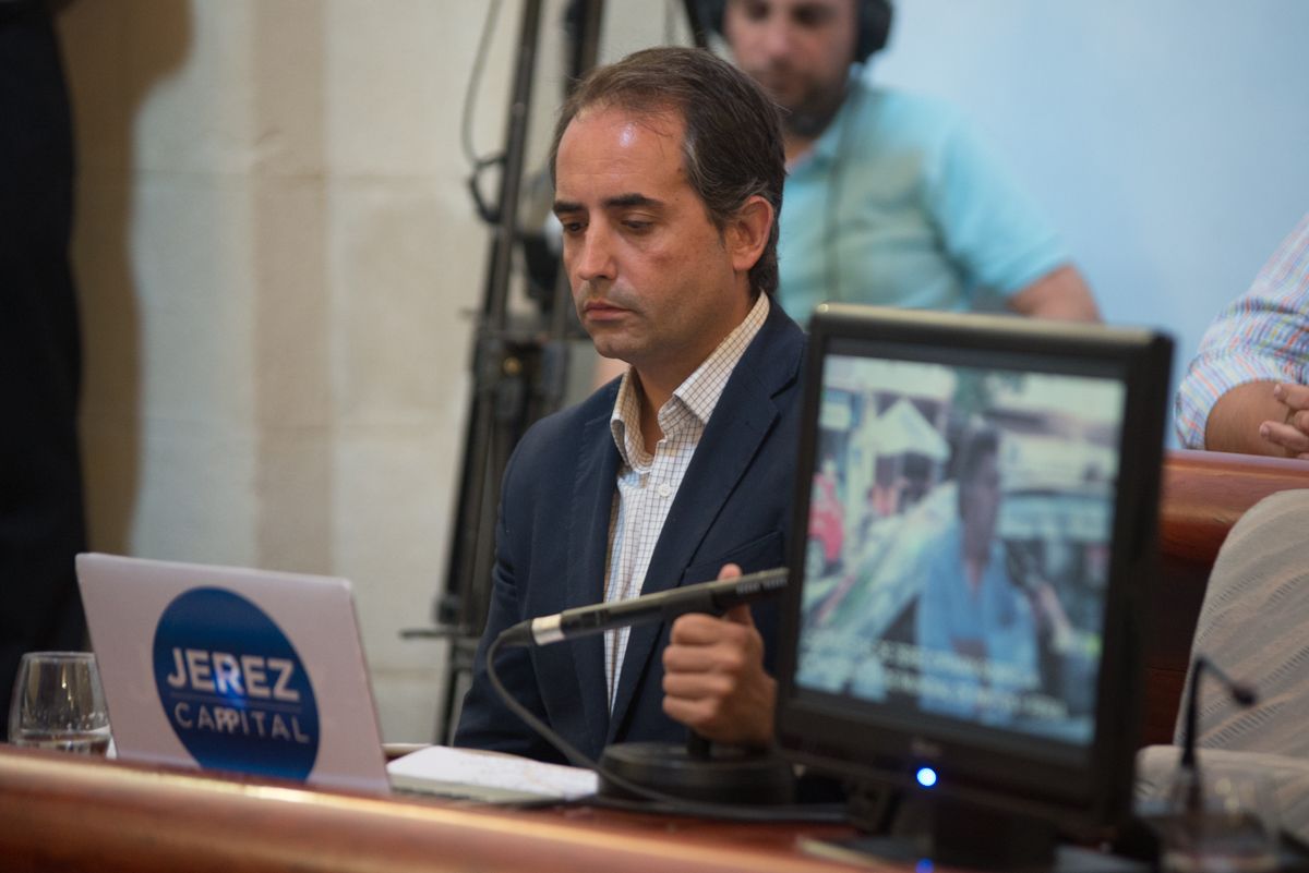 Antonio Saldaña, portavoz del PP, muestra una encuesta con el rótulo de 'Jerez CaPPital'. FOTO: MANU GARCÍA.