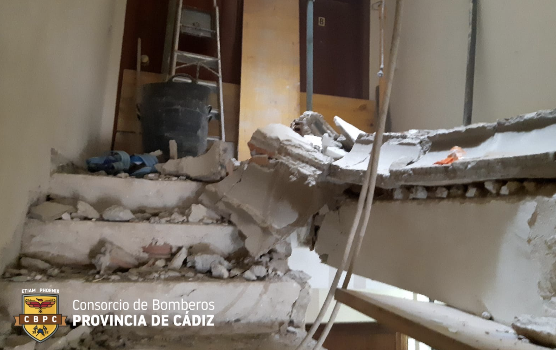 Bomberos rescatan a un albañil herido al desplomarse el techo de un hueco de escalera en una casa en Chipiona.