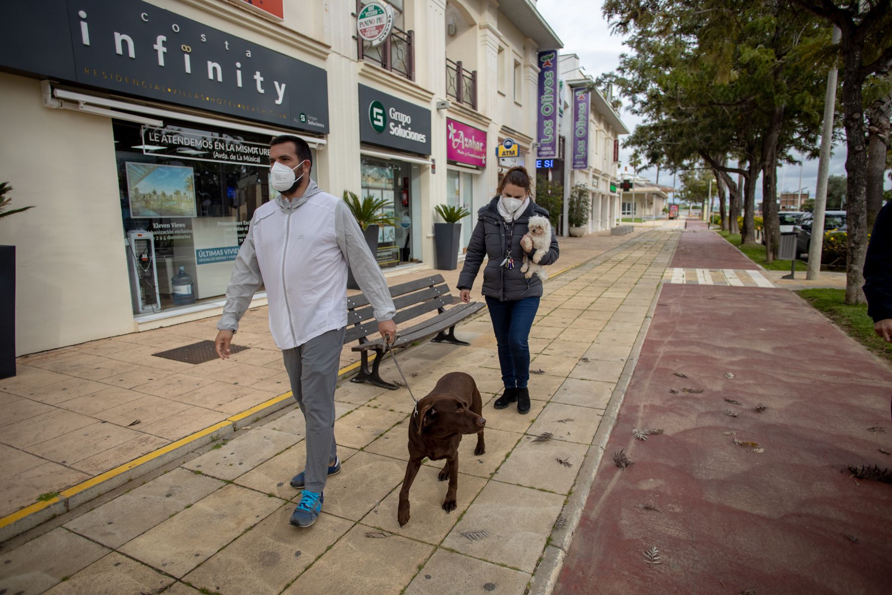 Borja y Estela, paseando a su perro por Costa Ballena, donde residen desde hace menos de un año.