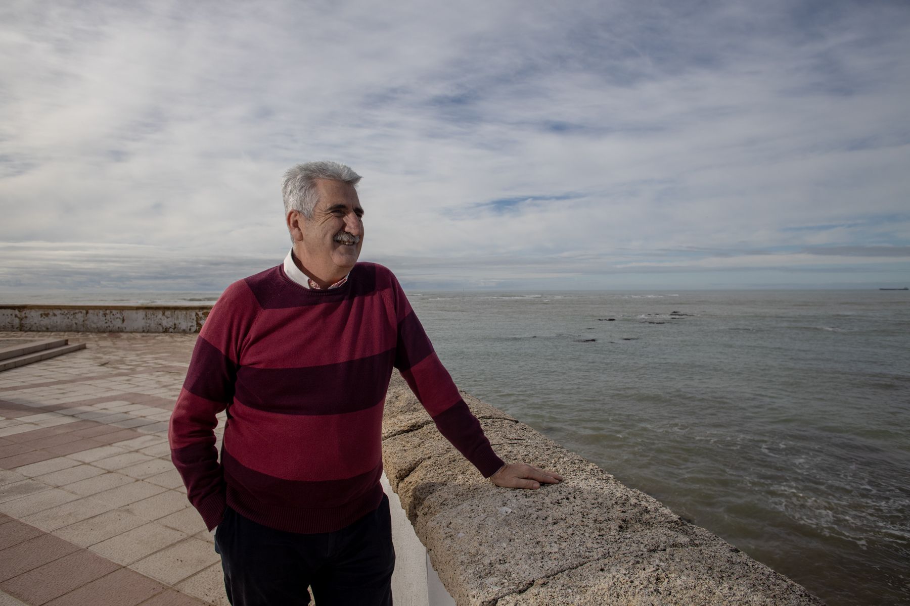 El alcalde de Chipiona, Luis Mario Aparcero, mirando al mar Atlántico.