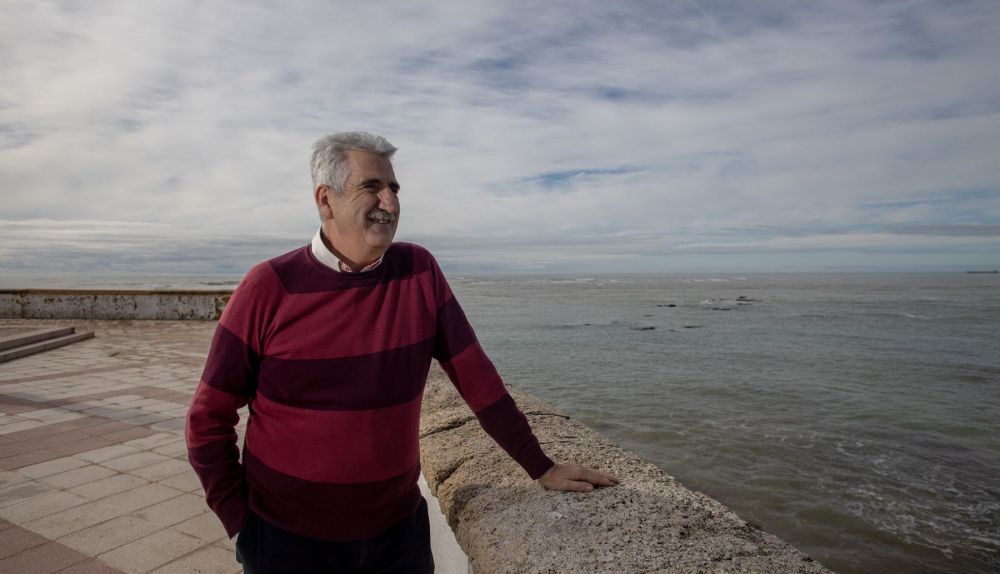 El alcalde de Chipiona, Luis Mario Aparcero, mirando al mar Atlántico.