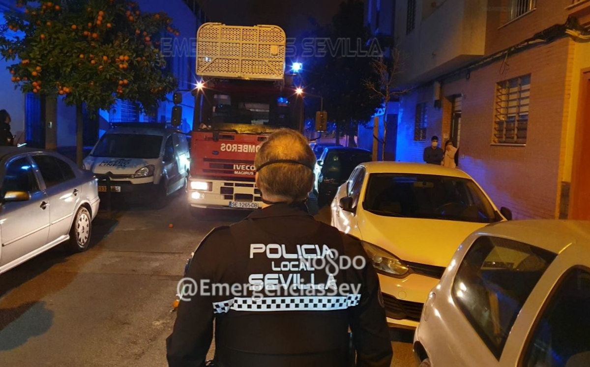 Bomberos en el barrio de Bellavista de Sevilla donde un brasero salió ardiendo,