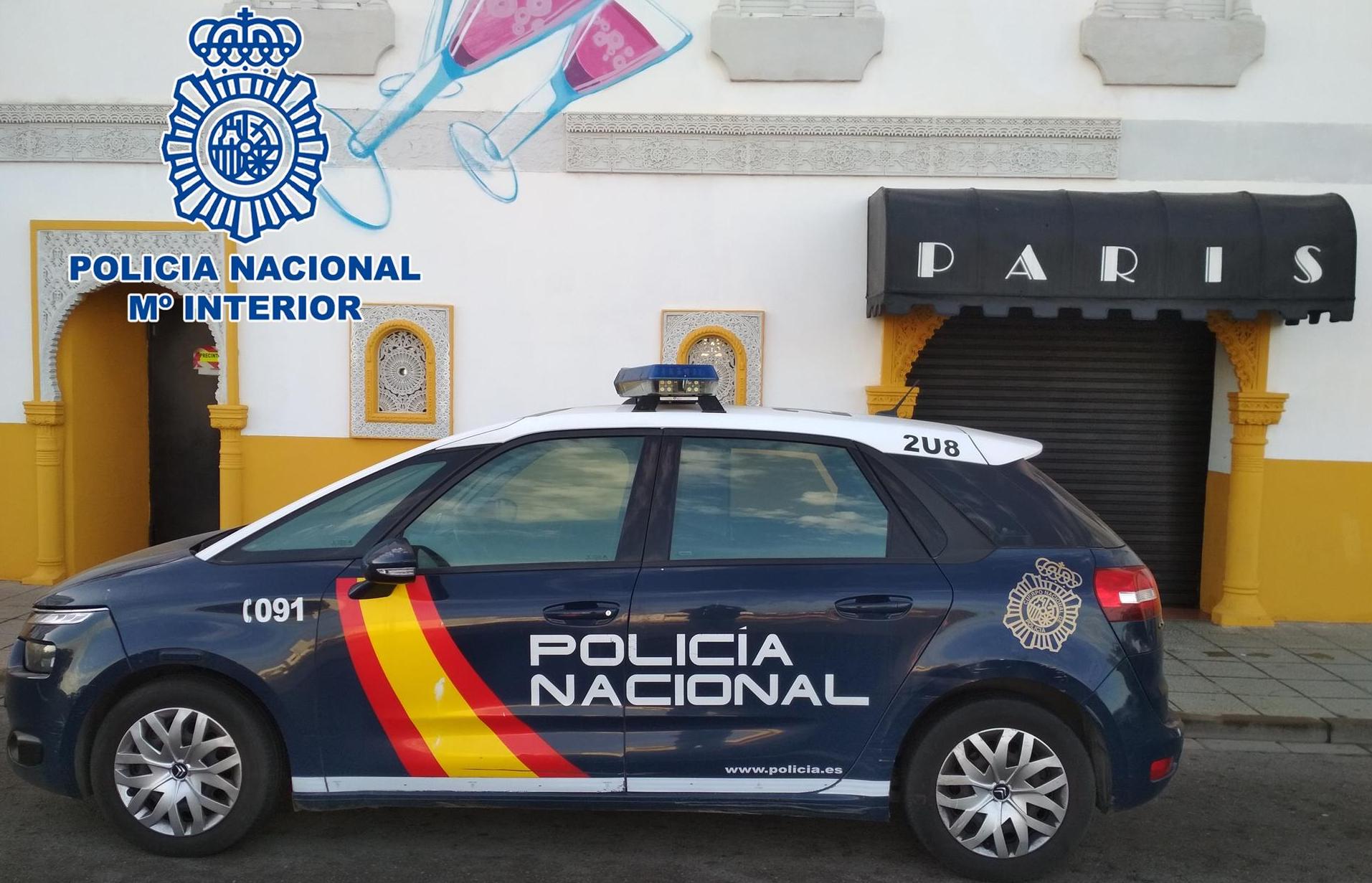 Un vehículo de Policía Nacional, estacionado frente al prostíbulo desalojado en Almería.
