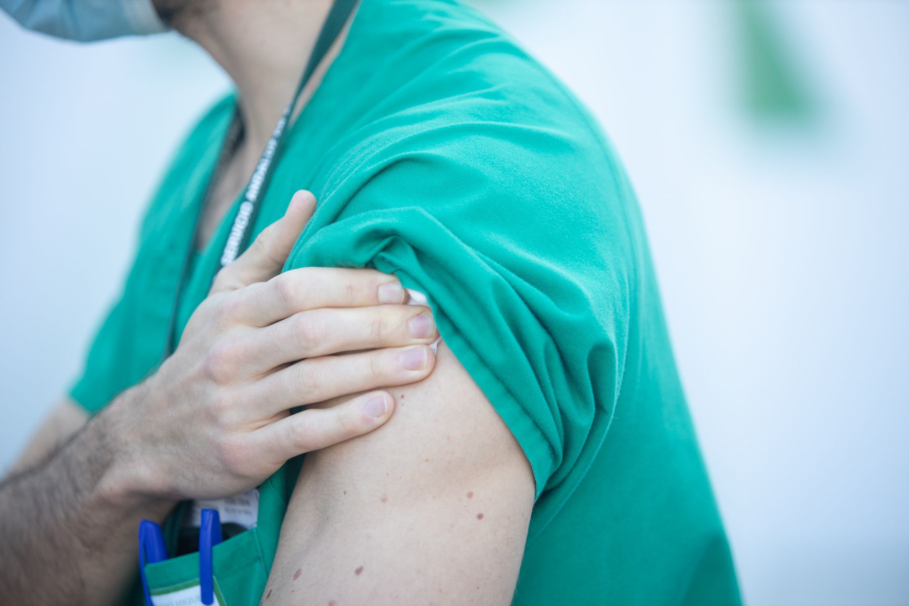 Un sanitario mantiene un algodón tras ser vacunado contra el coronavirus. Un sanitario mantiene un algodón tras ser vacunado contra el coronavirus.