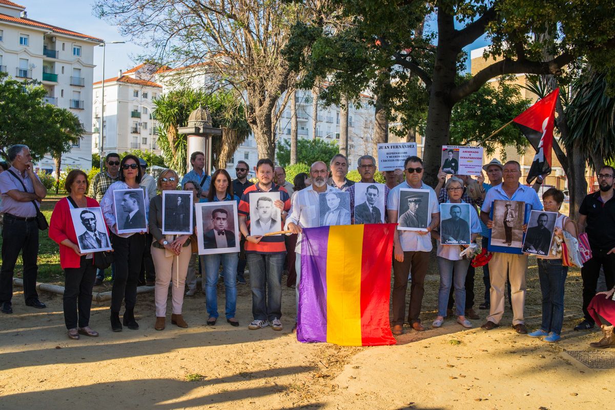 Un momento del homenaje a los asesinados por el franquismo, el pasado 14J en el Parque Scout de Jerez. FOTO: MANU GARCÍA.
