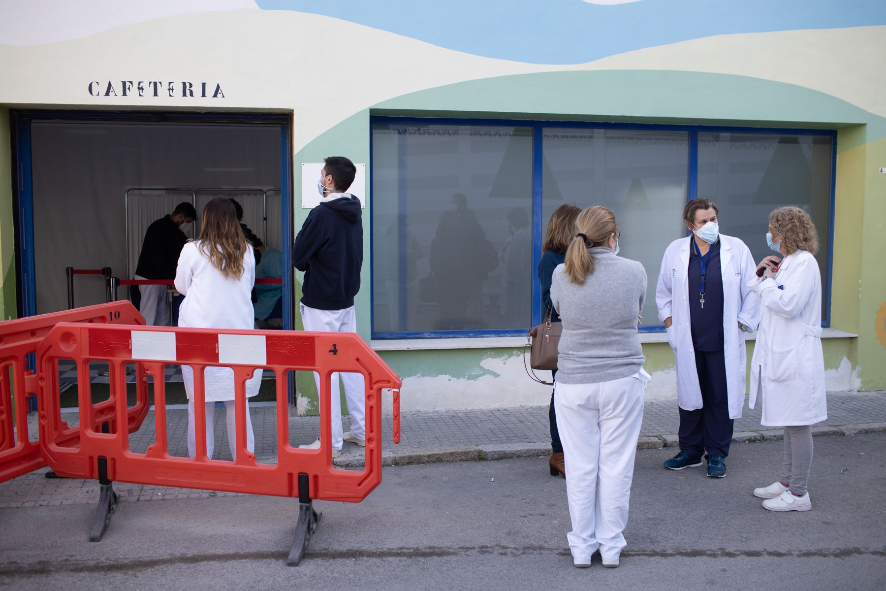 Andalucía no levantará todas las restricciones hasta que no haya vacunación masiva. En la imagen, sanitarios, aguardando para ser vacunados, en una imagen reciente.